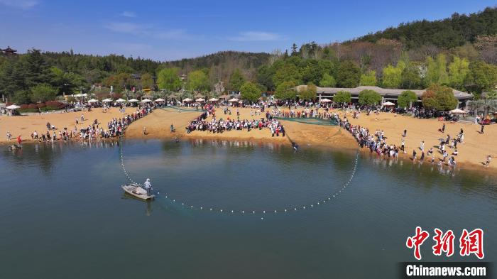 春日南京银杏湖千人拉网捕鱼：文体旅深度融合
