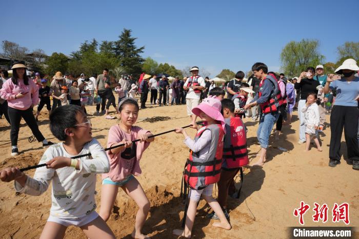 春日南京银杏湖千人拉网捕鱼：文体旅深度融合