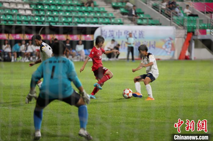 海南新疆青少年女足友谊赛打响山海之约