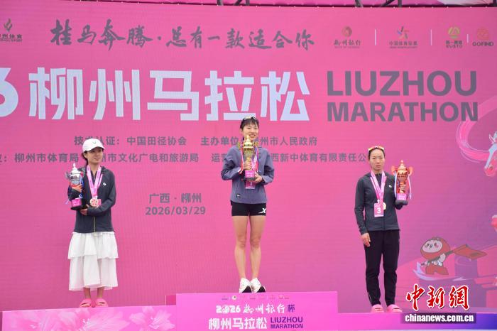 2026柳州马拉松盛大开跑 万名跑者共赴花海赛道