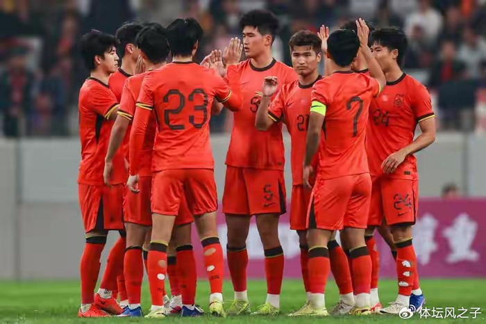 U23国足遭朝鲜队狂轰滥炸，黄健翔怒斥防守战术