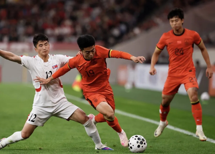 U23国足遭朝鲜队狂轰滥炸，黄健翔怒斥防守战术