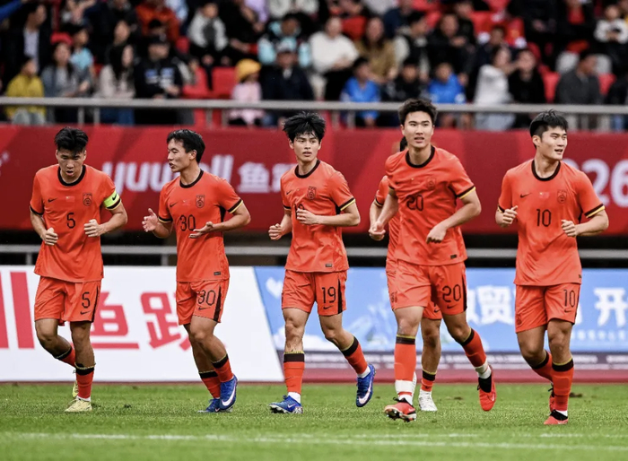 U23国足遭朝鲜队狂轰滥炸，黄健翔怒斥防守战术