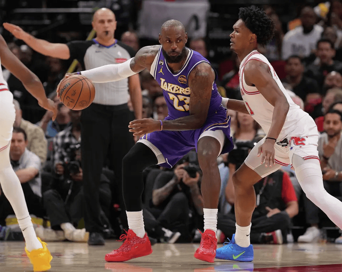 詹姆斯30分助湖人胜火箭生涯篮板突破12000