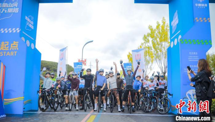 金秋美景相伴近三百名海内外骑手破风太行赛段