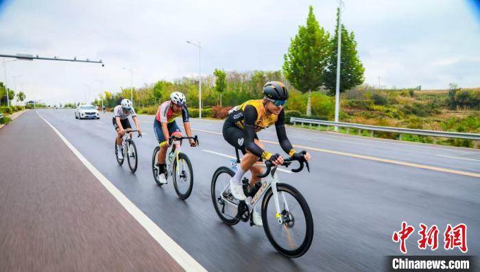 金秋美景相伴近三百名海内外骑手破风太行赛段