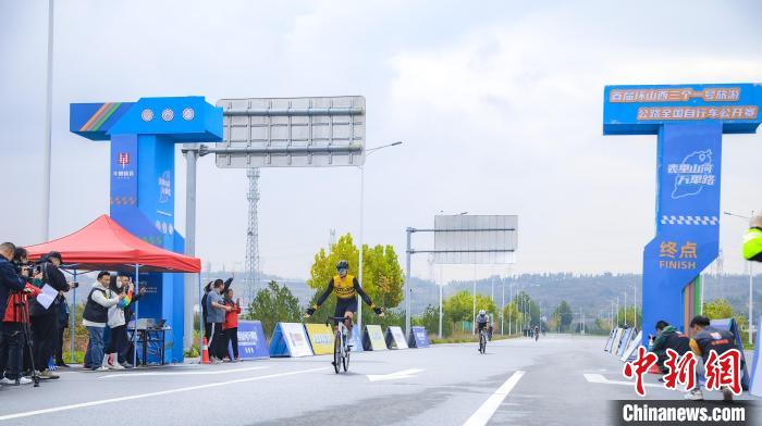 金秋美景相伴近三百名海内外骑手破风太行赛段